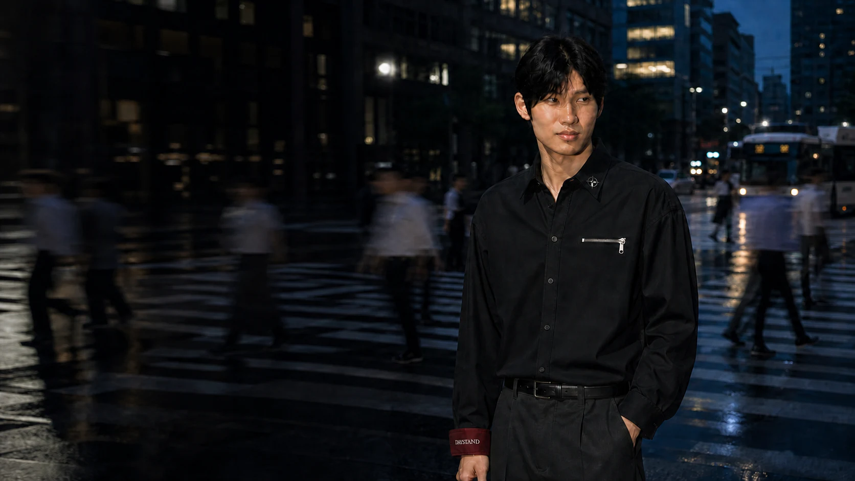 퇴근 시간 횡단보도에서 DAYSTAND SHIRT 01을 입은 남성